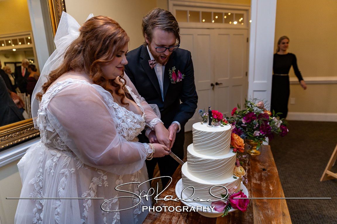Read more about the article Reid Jourdan Wedding 09 Cake Cutting